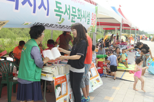 구로구(구청장 이성)가 안양천 물놀이장 이동도서관을 운영한다. 구로구는 &quot;건전한 피서지 문화 정착과 책 읽는 분위기 조성을 위해 안양천 물놀이장 내에 이동도서관을 마련한다&quot;고 7일 밝혔다. 안양천 물놀이장 이동도서관은 새마을문고 구로구지부 주관으로 8일부터 11일까지 4일간 운영된다. 구로구 제공